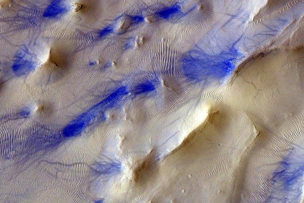 7. Avrupa Uzay Ajansı (ESA), Mars yörüngesindeki ExoMars Tracy Gas Orbiter isimli uzay aracı tarafından kaydedilen fotoğrafları paylaştı. Kızıl Gezegen’İn yüzeyindeki rüzgarlar nedeniyle oluşan eğimler ve toz şeytanlarının bıraktığı izler fotoğrafta görülebiliyor.