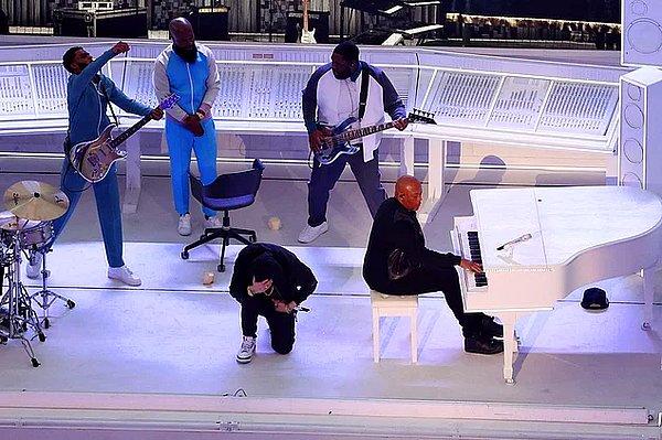 Eminem'in 'Lose Yourself' şarkısından sonra diz çökmesi de gündeme oturdu.