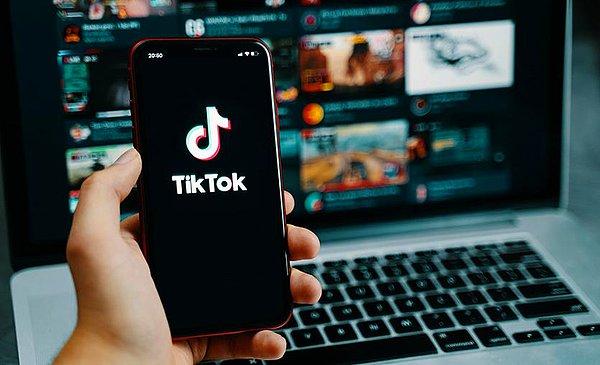 12. TikTok son günlerde yeni bir tartışmanın ortasında. Popüler sosyal medya platformu, canlı yayınlar arasında seks simülasyonu içerikli videoları kullanıcılar arasında öne çıkardığı iddiasıyla kullanıcıların tepkisini topladı.