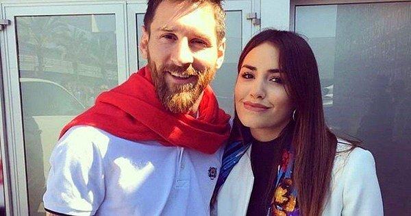 Herkes bu çifte imreniyor desek yalan olmaz! Ayrıca Messi, ünlü şarkıcının kendisine yürümesinin ardından attığı adım ile sadakatini de kanıtlamış oldu.