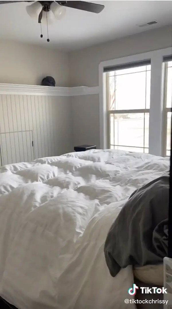 Milyonlarca izleme alan videoda Chrissy ilk eşinin odasını "Onun odası." diyerek gösterdi.