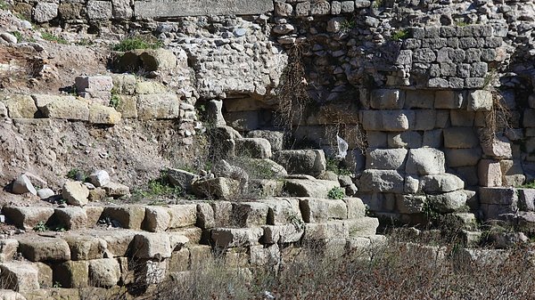 Devlet Su İşleri (DSİ) Genel Müdürlüğü’nün Bergama Antik Kenti'ni çevreleyen Selinos Deresi'nde yürüttüğü restorasyon, temizlik ve araştırma çalışmaları kapsamında taş duvarlara ulaşıldı.