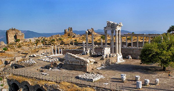 Surların kent güvenliğini sağladığına dikkati çeken Ustura, "Ulaştığımız surlar sosyolojik ve ekonomik gücü de gösteriyor. Surları ne kadar güçlü yaparsanız kent de o kadar güçlü olur. Surları, kente giriş ve çıkışların kontrol altına alındığı mimari eser olarak görüyoruz" dedi.