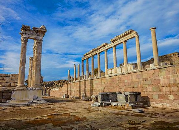'Pergamon' olarak anılan tarihi kentin, saray, kale kapısı, Athena kutsal alanı, kütüphane, tiyatro, tapınaklar, surlardan günümüze kalan sütun ve yapıları, Helenistik Dönem'in en gösterişli yerlerinden biri olarak gösteriliyor.