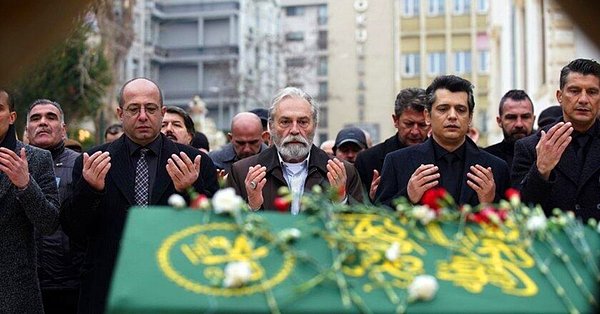 Mehmet Ali Saruhanlı ve ailesinin bir uçak kazasında ölmesi, Emin Saruhanlı ve ailesinin hayatını değiştirir. Bu değişim ev halkını mutlu ederken ev reisi Emin, ailesinin tehlikede olduğunu düşünür.