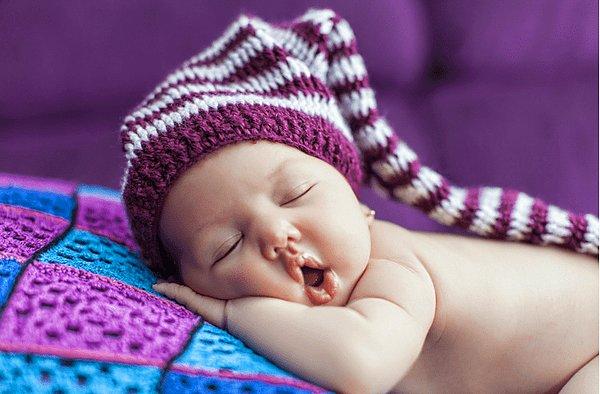 Swansea Üniversitesi'nin yaptığı araştırma, bebeklerin gece boyu uyuması gerektiği inancına meydan okuyor.