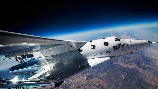 White Knight Two uçak gemisi tarafından yaklaşık 49 bin fit yüksekliğe taşınacak yolcular, uzay araçları yeterli yüksekliğe ulaştığında, araçtaki 17 pencereden birkaç dakika yerçekimsiz ortamda vakit geçirecekler.