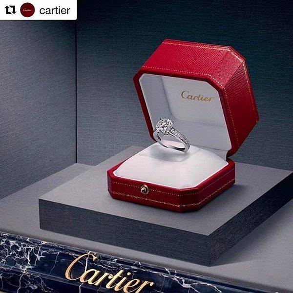 Cartier marka 600 bin pound değerindeki evlilik teklifi yüzüğü de bir o kadar gözümüzü aldı.