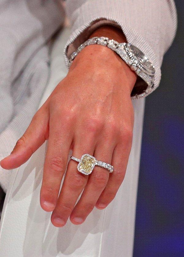 Büyük sarı taşlı elmas yüzüğünün değeri 200 bin poundken nişan yüzüğünün değeri 50 bin pounddu.