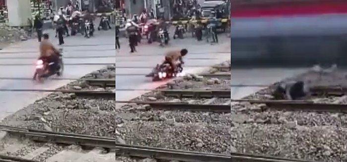 Hindistan'da Hemzemin Geçitten Geçen Motorsiklet Sürücüsü Trenin Altında Kalmaktan Son Saniyede Kurtuldu