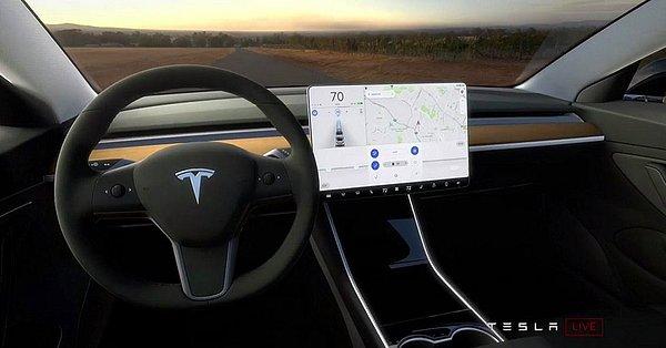 17. Tesla, araçlarında yayaları uyarmak için farklı sesler çıkarılmasını sağlayan 'Boombox' özelliğini kaldırmak zorunda kaldı. Boombox özelliği, sürücülerin keçi melemesi, gaz çıkartma sesleri ya da Noel şarkıları gibi önceden belirlenmiş veya isteğe göre ayarlanmış sesleri harici bir hoparlörden çalmasına olanak tanıyan bir yazılım güncellemesiydi. Elon Musk ise konuyla ilgili 'eğlence düşmanlarını' sorumlu tuttu.