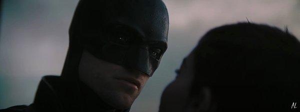 Pattinson'ın Batman'i, silahları söz konusu olduğunda, silahları olmadığı, ancak Bale'in Batman'inin kullandığından daha fazla silah seçeneği olduğu için selefleri arasında yer alıyor gibi görünüyor.