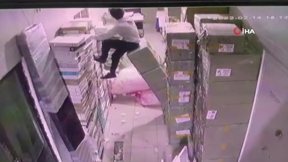 Telefonuna Bakarak Yürüyen Gencin Pasaj İçindeki Izgaradan Alt Kata Düştüğü Korku Dolu Anlar