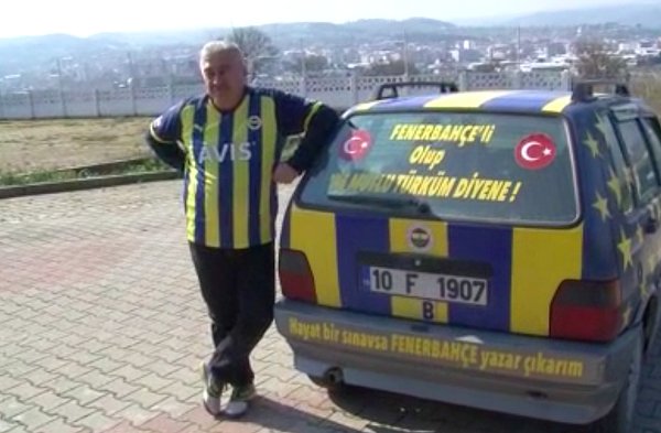 30 sene Almanya gurbetçi olan İsmail Özhan, memleketi Susurluk'ta yaşıyor. Aracının plakasından, evde kullandığı eşyalara kadar hepsi Fenerbahçe izleri taşıyor.