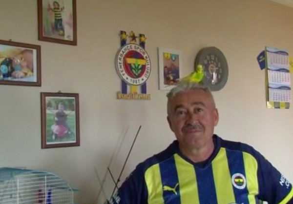Hatta muhabbet kuşu bile Fenerbahçeli. İsmail Özkan bu sevgiyle yaşıyor ve yaşatıyor.