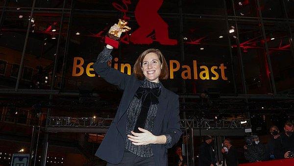 72. kez düzenlenen festivalde En İyi Film dalında verilen 'Altın Ayı' ödülünü İspanyol yönetmen Carla Simon'un 'Alcarras' filmi kazandı.