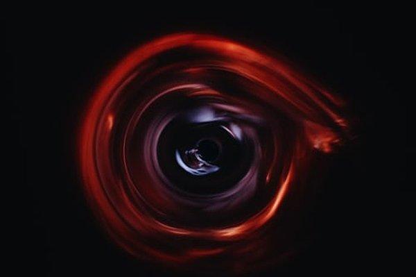 Einstein ve Rosen, teorik olarak her kara deliğin bir beyaz delikle eşleştiğini teorize etti.