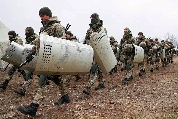 14. Rusya ve Ukrayna arasındaki gerilim, Moskova'nın tansiyonu düşürmeye yönelik açıklamalarına rağmen devam ediyor. Ukrayna, ülkenin doğusundaki ayrılıkçı mevzileri hedef aldığı suçlamalarını yalanlarken, Rusya Kırım'daki 10 askeri konvoyu daha geri çektiğini duyurdu.