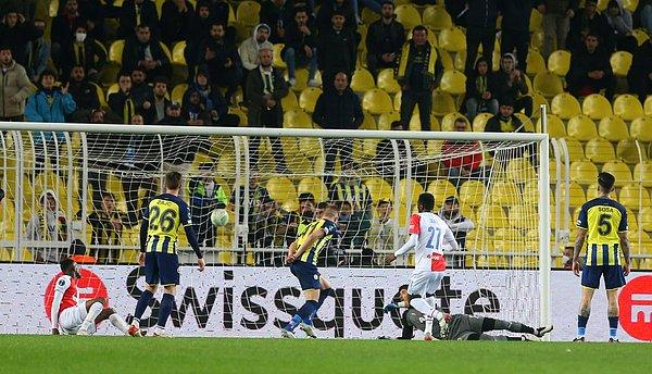 Slavia Prag, 62 ve 64'te art arda bulduğu 2 golle Fenerbahçe karşısında skoru 3-1 yaptı.