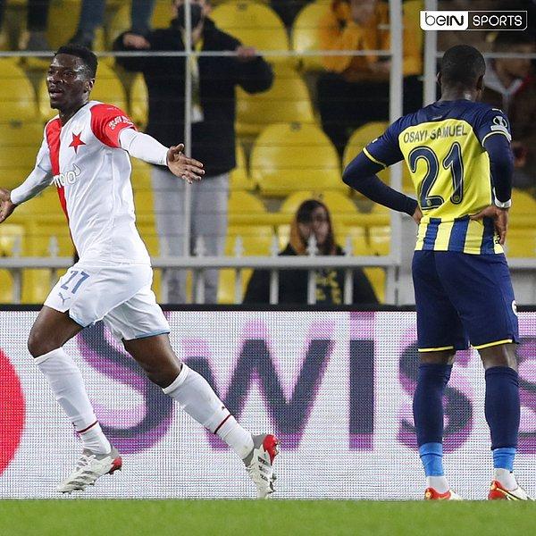 Fenerbahçe, AZ Alkmaar maçından bu yana ilk kez iç sahada oynadığı bir Avrupa kupası eleme turu maçında üç gol yedi.