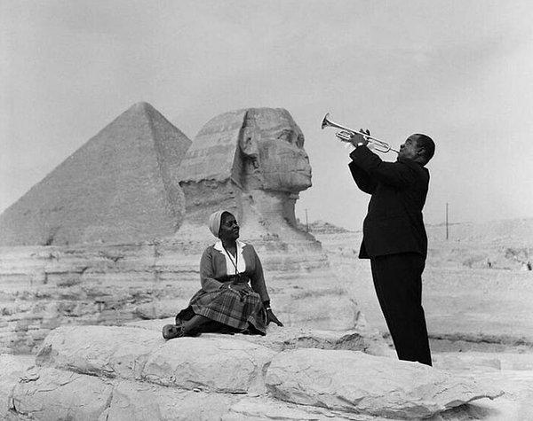8. Louis Armstrong Giza'da karısına serenat yapıyor.