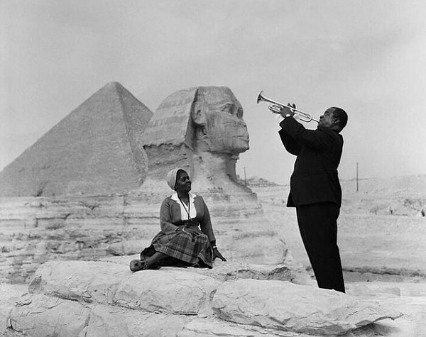 8. Louis Armstrong Giza'da karısına serenat yapıyor.