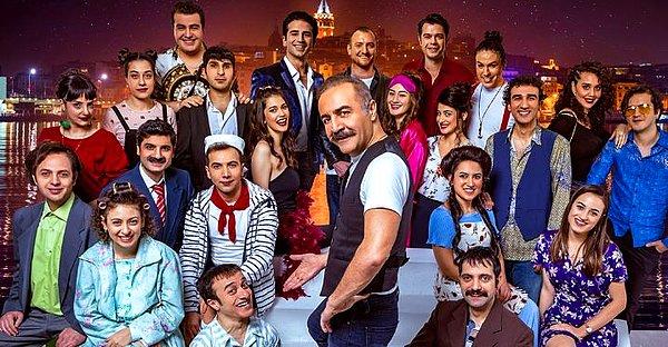Yılmaz Erdoğan'ın öncülüğünde 2008 yılında başlayan ve 2011 yılında da yayın hayatına son veren eğlence programı uzun bir aranın ardından da yine Kanal D'de farklı bir kadroyla serüvenine devam etmişti.