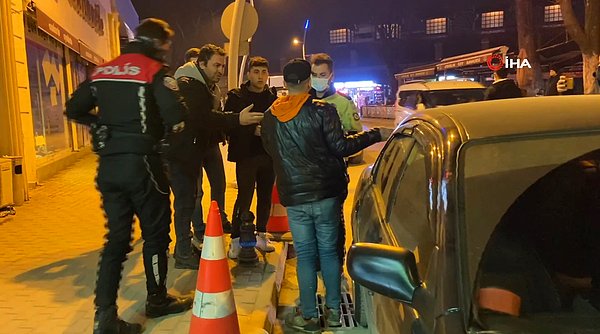 Bursa İnegöl'de çakarlı araç kullanan gençler, trafik kontrolüne yakalandı. Araç durdurulurken içinde bir hareketlilik yaşanması polis ekiplerinin dikkatini çekti.