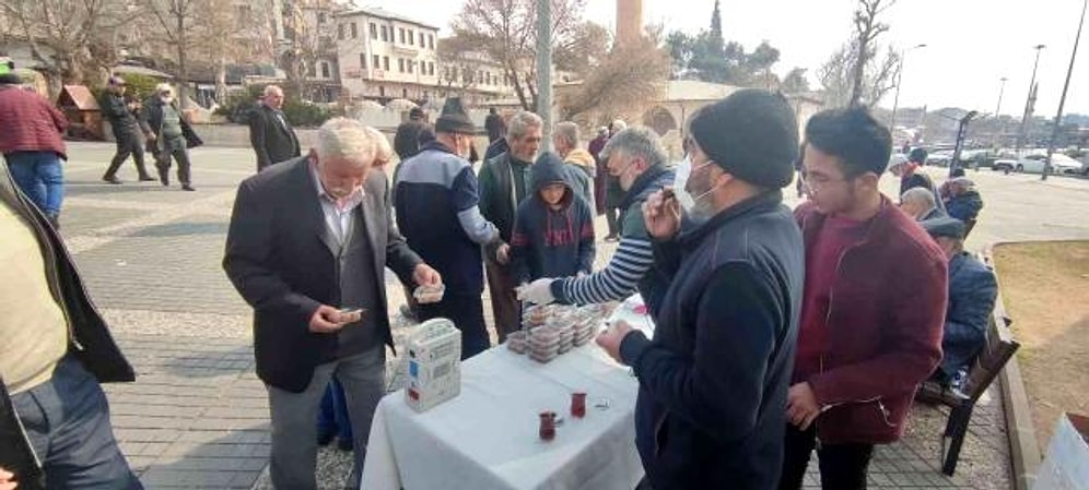 Cumhurbaşkanı Erdoğan ve Eşi Emine Erdoğan'ın Koronayı Yenmesi Şerefine Lokma Döküp Dağıtan Vatandaş