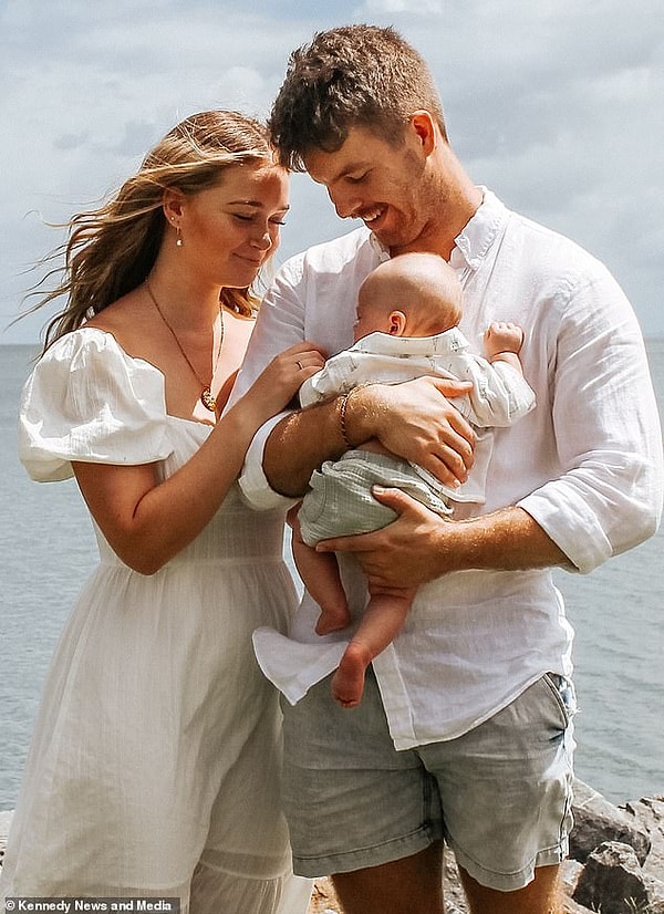 Пара утверждает, что необычные обстоятельства их отношений «связали» их, потому что Макс поддерживал Алиссу в первые недели материнства, и теперь они планируют жить вместе.