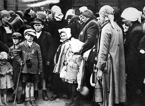 12. "II. Dünya Savaşı'nda travma yaşayan Yahudi büyükbabam geçen sene sürekli 'Beni özgür bırakın' diyerek krize giriyordu. Bir doktor ona Almanca olarak 'Artık özgürsün' dedikten sonra büyükbabam hayata gözlerini yumdu."