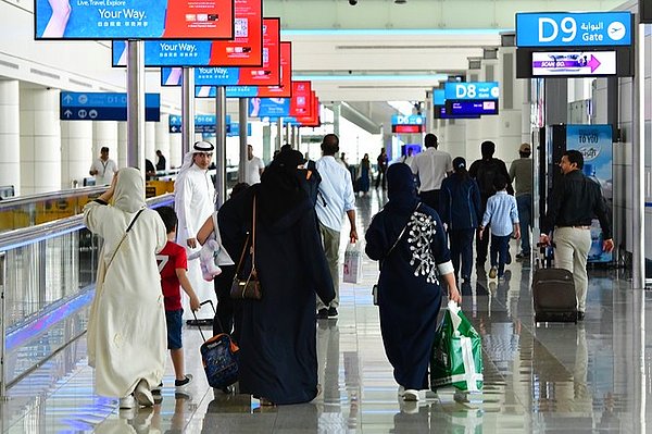 Birleşik Arap Emirlikleri'nin başkenti Dubai'de bulunan havalimanında geçtiğimiz gün üç sığınmacı erkek ülkeye girmeye çalışırken tutuklandı.
