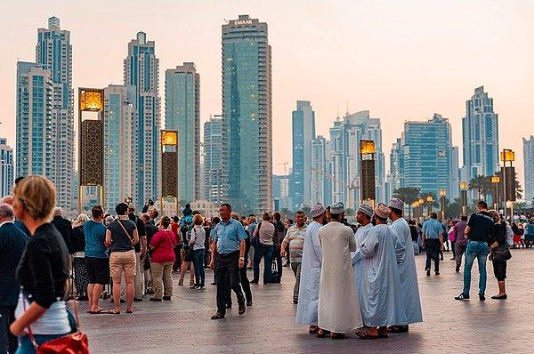 Birleşik Arap Emirlikleri’nin en kalabalık şehri olan Dubai, petrol zengini toprakları sayesinde dünyanın en ünlü şehirleri arasında yer alıyor bildiğiniz üzere.