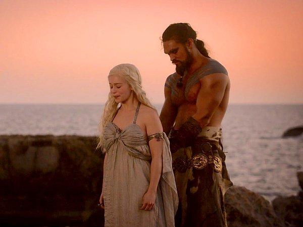 13. Game of Thrones'da, Daenerys ve Khal Drogo arasındaki düğün gecesi sahnesinde, Jason Momoa, penisinin üzerine pembe, tüylü bir çorap giyerek ortamı yumuşatmaya çalıştı!
