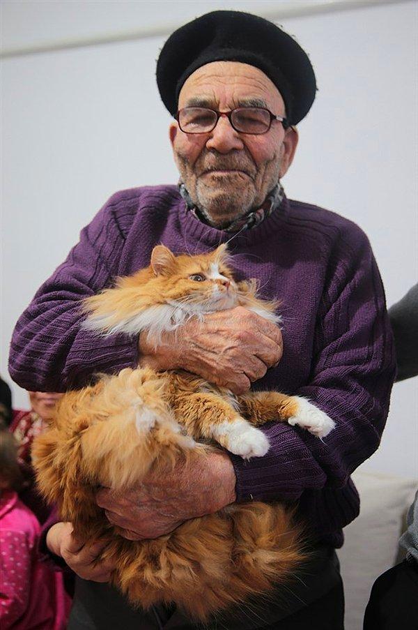 Zamanının çoğunu evde uyuyarak ve kedisiyle geçirdiğini söyleyen Ali Dede'nin sağlığı da çok şükür gayet yerindeymiş.