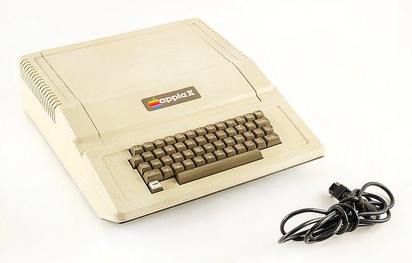 Steve Jobs tarafından Al Alcorn'a verilen Apple II bilgisayarı