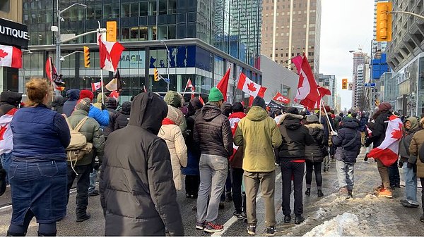 Ottawa ve Ontario gibi farklı kentlerde toplanan protestocular aynı zamanda Başbakan Trudeau'nun istifa etmesini istediklerini belirttiler.