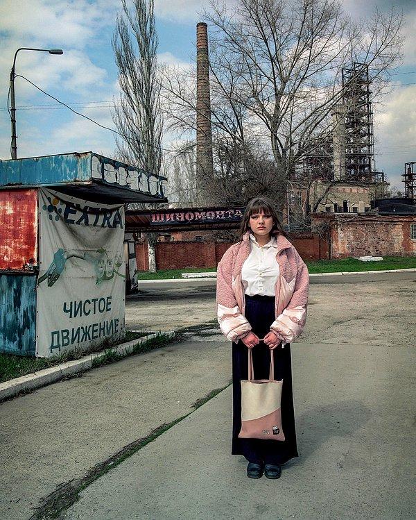 Donetsk'in "New York" lakaplı semtindeki bir genç kız, 2021.