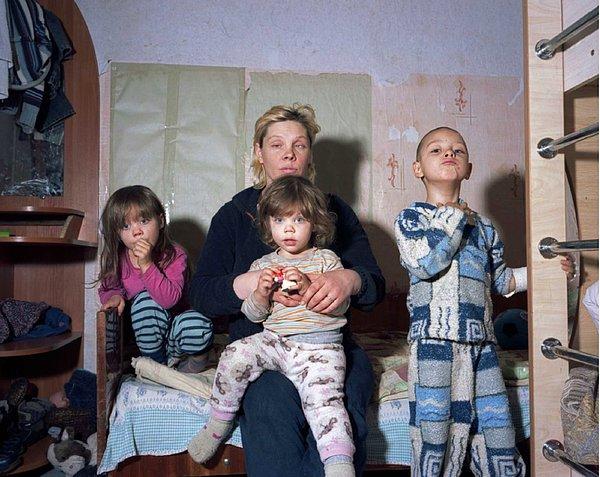 Donetsk'ten Korosteşiv bölgesindeki bir mülteci kampına gönderilen aile, 2016.