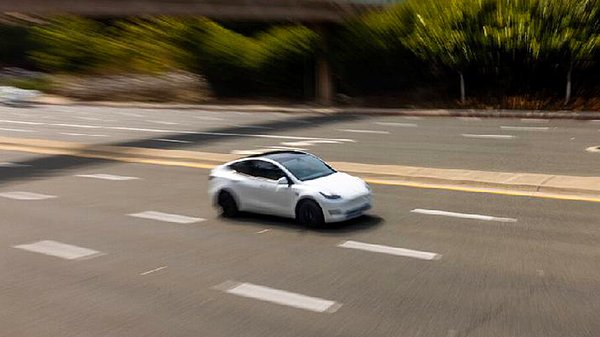 Raporda, araçların otoyol hızlarında giderken beklenmedik bir şekilde frene bastıkları iddia ediliyor. Şikayetçiler, hızlı yavaşlamanın uyarı vermeden, rastgele ve genellikle tek bir sürüş döngüsünde tekrar tekrar gerçekleşebileceğini bildiriyor.