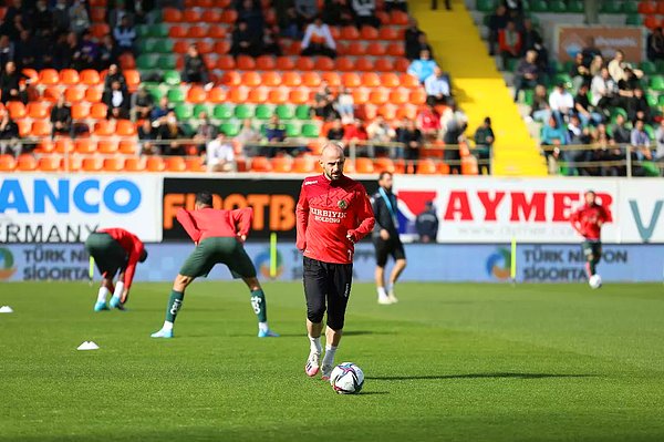 Emre Akbaba Alanyaspor'da ilk 11'de başladı