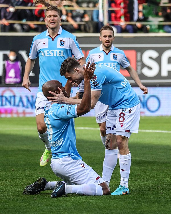 27. dakikada atağı başlatan Nwakaeme kaleciden seken topu tamamladı ve durumu Trabzonspor lehine 2-0'a getirdi.