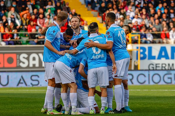 Gol sağanağına 39. dakikada Dorukhan da katıldı ve ilk yarı 4-0 Trabzonspor'un üstünlüğüyle sona erdi.