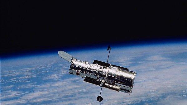 NASA, 18 Şubat'ta yaptığı açıklamada Hubble'ın yakaladığı galaksi kümesinin adının IC 2431 olduğunu ve Dünya'dan yaklaşık 681 milyon ışık yılı uzakta olduğunu belirtti.