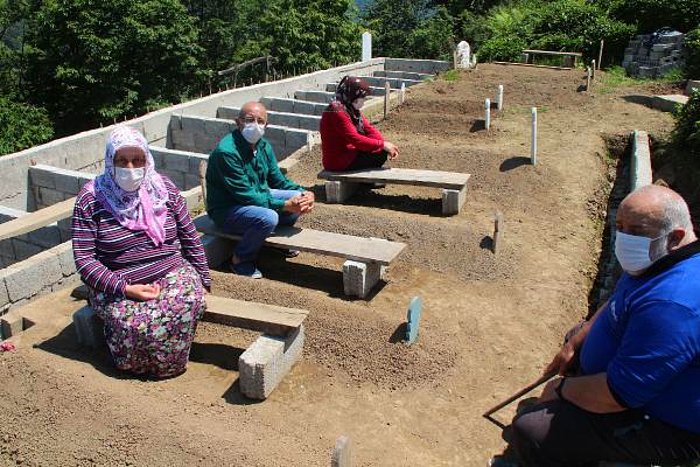 Aile 10 Mezar Yeri Daha Kazdı: Korona Nedeniyle 8 Akrabasını Kaybeden Kadın Entübe Edildi