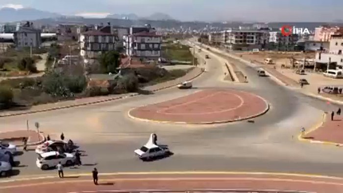 Düğün Konvoyu ile Yolu Trafiğe Kapatıp Gelin ile Damadın Etrafında Drift Yaptılar