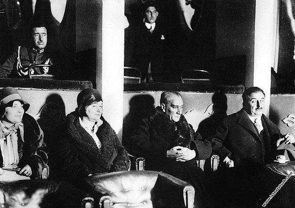 Bu film, Atatürk'ün en çok güldüğü film olmasının yanında ülkemiz için ayrı bir önem taşıyor. Çünkü Mustafa Kemal Atatürk, eşi Latife Hanım ile birlikte gittiği sinema salonunda hiç kadın olmadığını görünce bu duruma içerlemiş.