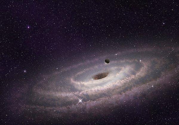 Bu galaksilerin merkezinde süper kütleli bir karadelik bulunuyor.