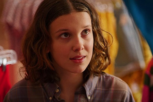 Stranger Things dizisindeki Eleven rolü ile bütün dünyaya adını duyuran Millie Bobby Brown, gözlerimizin önünde küçük bir kız çocuğundan genç bir kadına dönüştü.