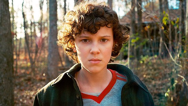 2017 yılında Stranger Things'in ikinci sezonuyla sevenleriyle buluşan Millie'nin saçları uzamıştı.